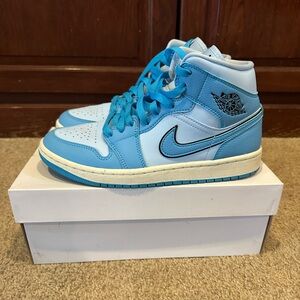 Women’s Nike Air Jordan 1 Mid SE “Ice Blue” sz 8
